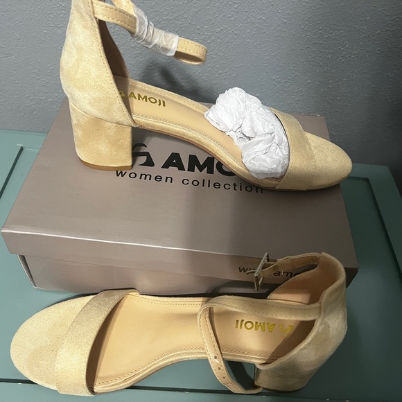 Amoji Women's Collection tan colored block heel size 8 - Picture 3 of 4